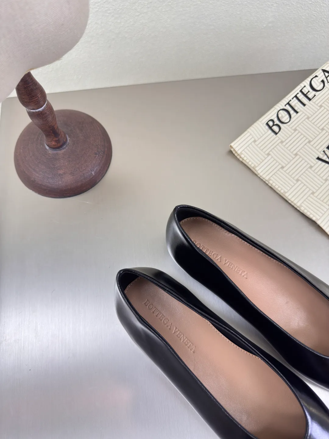 👟👟Ex-factory price 640👟👟 BV women's Sofia ballet shoes leather ballet shoes silver family elements woven series high version small round toe essential for commuting BV early autumn series are so beautiful💯 The use of elegant materials in shoes is intellectual, elegant and capable, full of high-end sense✅The design is beautiful~~ The fabric is made of original consistent lambskin and the shaping technology pursues the perfection of the internal process✅ Heel The foot pads are made of lambskin, never sloppy 🆚Original💯 Outsole technology Brand classic The new season uses Italian genuine leather outsole with clear dyeing technology and rubber square technology 💯 Comfortable and high-end flat design makes travel more comfortable and confident 35 36 37 38 39 40 41 42 (40 41 42 customized code number) Equipped with original packaging Hot glue process logo cloth bag